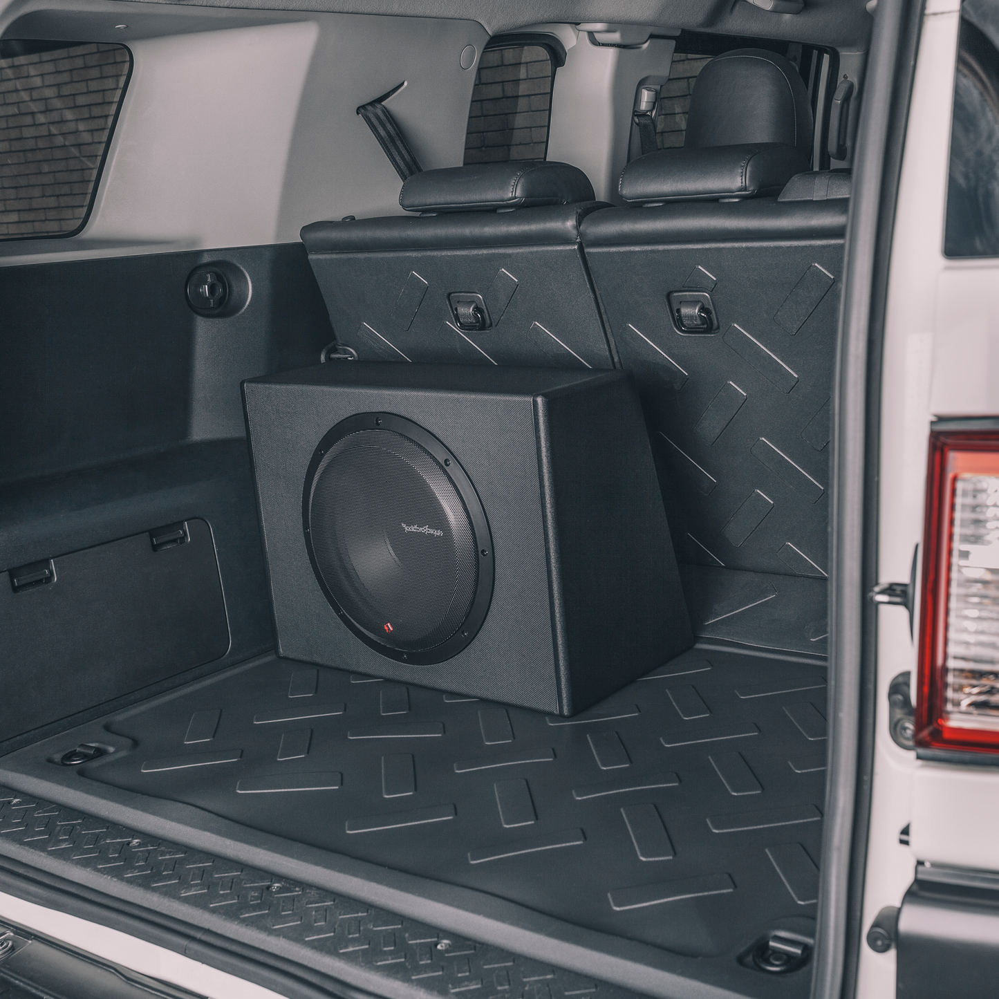 SUBWOOFER AMPLIFICADO PUNCH SINGLE DE 12 Y 300 VATIOS.