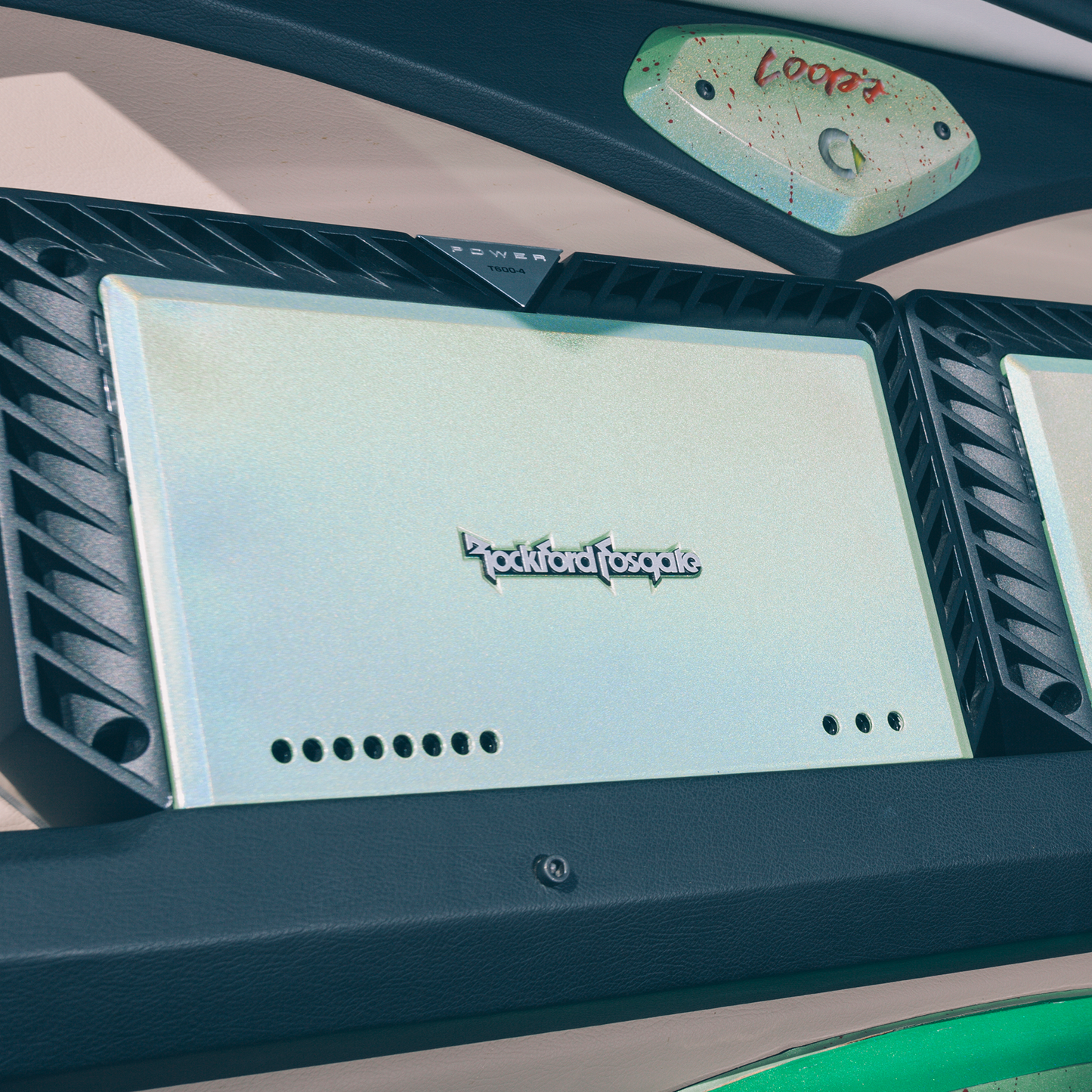 Amplificador de 4 canales de potencia de 600 vatios.